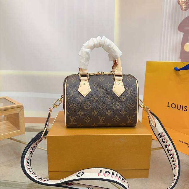 折叠礼盒 Size：20Cm Lv Speedy 枕头包 经典重现，轻便又时尚～ 肩带调节，可手提，可拆卸！ 浓浓复古风，时尚百搭，超级实用sx