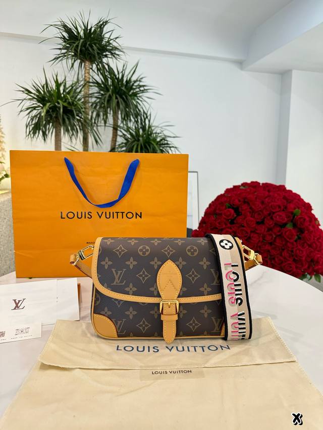 全套包装 钢五金 热销款集合实拍 L家 Diane 法棍手袋 配置两条肩带 今天的快乐是法棍给的！ 搜索 Lv 法棍 Size：25*17Cm