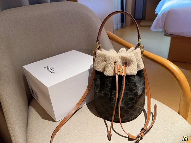 赛琳celine 新品羊羔毛水桶包 尺寸20×25×20 礼盒包装