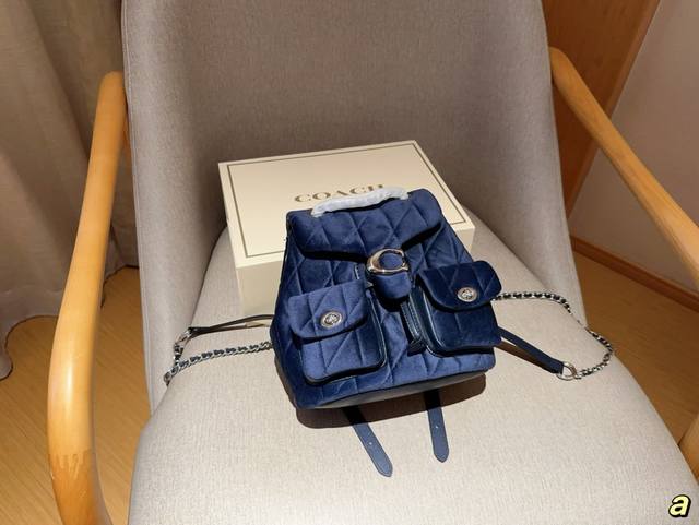 蔻驰coach 新品tabby丝绒双肩包 软软糯糯奶呼呼 尺寸21×22×12 礼盒包装 蔻驰coach 新品tabby丝绒双肩包 软软糯糯奶呼呼 尺寸21×22×12 礼盒包装