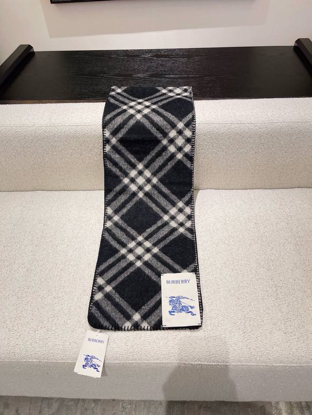 礼盒+5 Burberry 格纹围巾 真是太出彩了！时尚又独特还兼备保暖 凹造型满分 营造氛围感利器～喜欢个性时尚的小伙伴可不要错过哦！100%绵羊毛 柔软触感