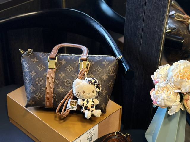 礼盒包装 Lv 新款饭盒包 Hobo 跟上这波风潮 太可爱了啊啊 复古才是真正上头的！ Lv 新款 饭盒包k！ 尺寸：22Cm