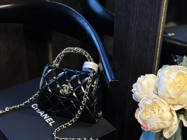 折叠礼盒 Chanel 手柄 小kelly的风也太大了吧 绝对黑马 太心动了市有一个横版一个方胖子版，都很可爱 这个系列绝对是黑马！横版的可以放两个plus 手