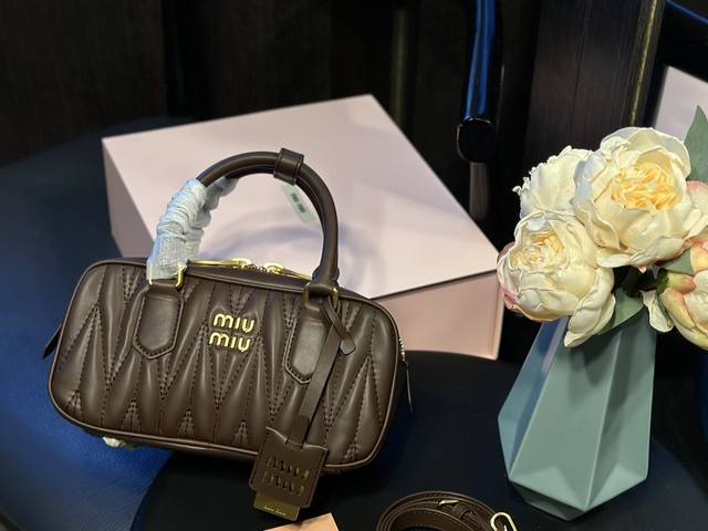 原版皮 折叠礼盒 Miu Miu Arcadie 保龄球包 衍生自品牌标志性 Bauletto 包袋 简洁流畅地剪裁与丰富精巧的工艺交织融合，显示了品牌dna的