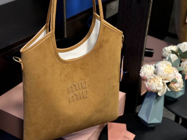 礼盒包装 Miumiu 伊势丹限定 托特包 Miumiu伊势丹限定款tote 也太好看了 Miumiu 这款tote 可能是它家出过的包里我最喜欢的一款s 尺寸