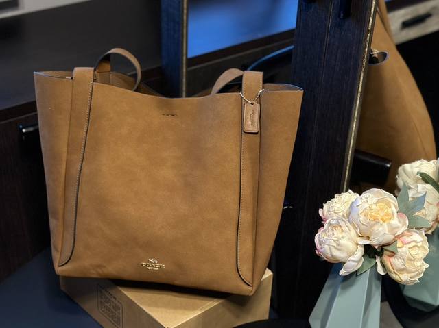 麂皮 飞机盒包装 蔻驰10月新款hadley系列托特｜经典深棕色深棕色不是讨喜色 但有阅历的人不在乎因为它是内敛知性的代表色内翻过来光面黑色质感转换两种风格让秋