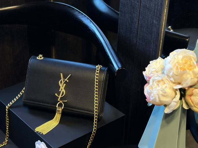 折叠礼盒 Ysl 流苏包 永恒经典的kate,标志性流苏黑金链条包!! 随样品包漂洋过海两个月来的意大利头层小牛皮,100%原版皮料,鳄鱼纹压纹牛皮材质,不是市 折叠礼盒 Ysl 流苏包 永恒经典的kate,标志性流苏黑金链条包!! 随样品包漂洋过海两个月来的意大利头层小牛皮,100%原版皮料,鳄鱼纹压纹牛皮材质,不是市