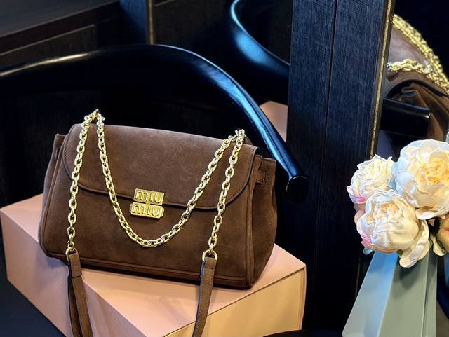 折叠礼盒 Miumiu新品法棍包，这款单肩包延续经典设计，采用轻薄填充皮革设计，别具一格，顶级小牛皮材质，搭配优雅的正面翻盖与可调节金属肩带，风格百变多样，精致