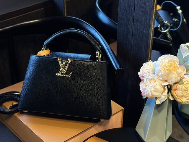 折叠礼盒 Lv Capucines 作为lv代表性高定包款之一的capucines手袋，每一季都会尝试不同的设计，并搭配新配色、新材质与新饰面。更加高端气质。