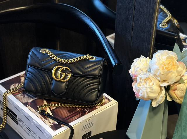 原厂皮 折叠礼盒+官网外箱+全套证书包装 Gucci Marmont链带肩背包采用颇具结构感的柔软造型和超大号翻盖封口配以双 G 金属配件可滑动链条肩带有多种背 原厂皮 折叠礼盒+官网外箱+全套证书包装 Gucci Marmont链带肩背包采用颇具结构感的柔软造型和超大号翻盖封口配以双 G 金属配件可滑动链条肩带有多种背