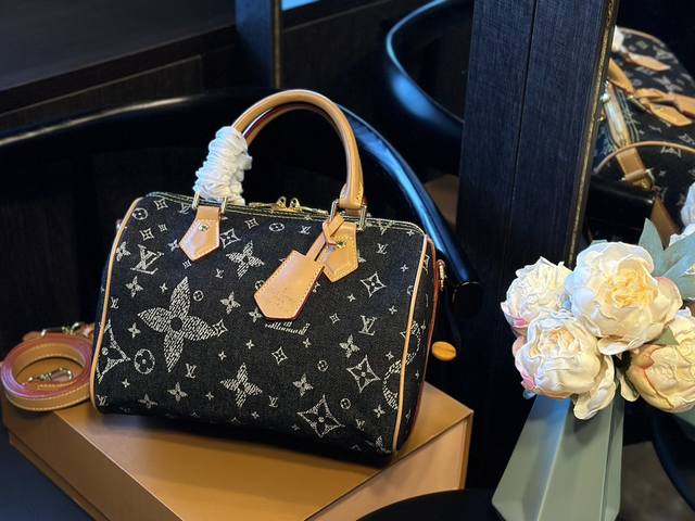 折叠礼盒 Lv 中古 牛仔枕头包 25尺寸完美，上身真香 拿到实物开箱后。我想说见到的实物比照片里好看，并且肩带可以拆卸，尺寸真的很ok了，既保留了nano的可