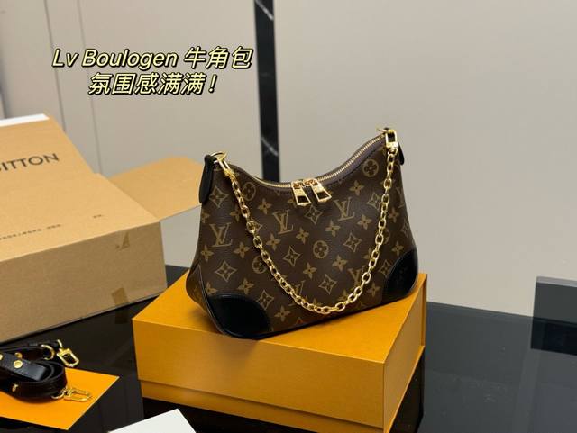 配折叠盒飞机盒 Size:29*16Cm Lv 中古款牛角包 原版五金! 定制版直接采用黄皮 Vintage 经典单肩包 配置肩带链条 单肩斜挎都无敌好看百搭! 配折叠盒飞机盒 Size:29*16Cm Lv 中古款牛角包 原版五金! 定制版直接采用黄皮 Vintage 经典单肩包 配置肩带链条 单肩斜挎都无敌好看百搭!