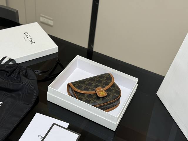 配盒 尺寸：24*20Cm Celine Ava腋下包 依旧好好背 手拎起ava就好有气场哟100 赛琳实用性更强哦！ 高级感超强！