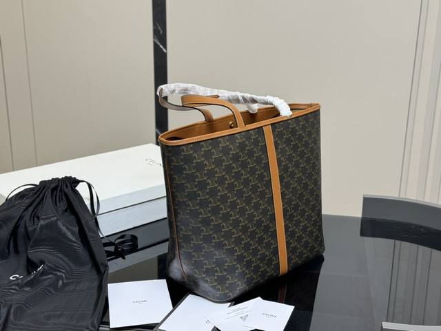 配牛皮 礼盒包装 Size：32*31Cm 赛琳新款的托特包tote 加入开口设计~ 今年的大包都很 喜欢~ ~凹造型好物+街拍时尚单品 大容量可满足短途旅行需