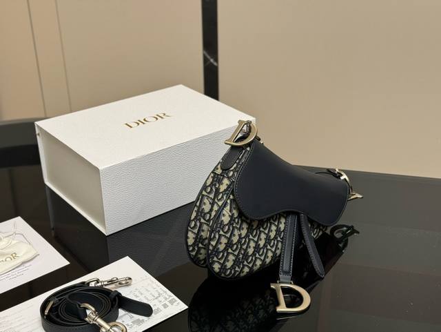 配折叠盒 尺寸：25Cm*20Cm大号 升级版出货 迪奥牛仔蓝马鞍包 配宽皮肩带 品质太ok 搜索dior 迪奥
