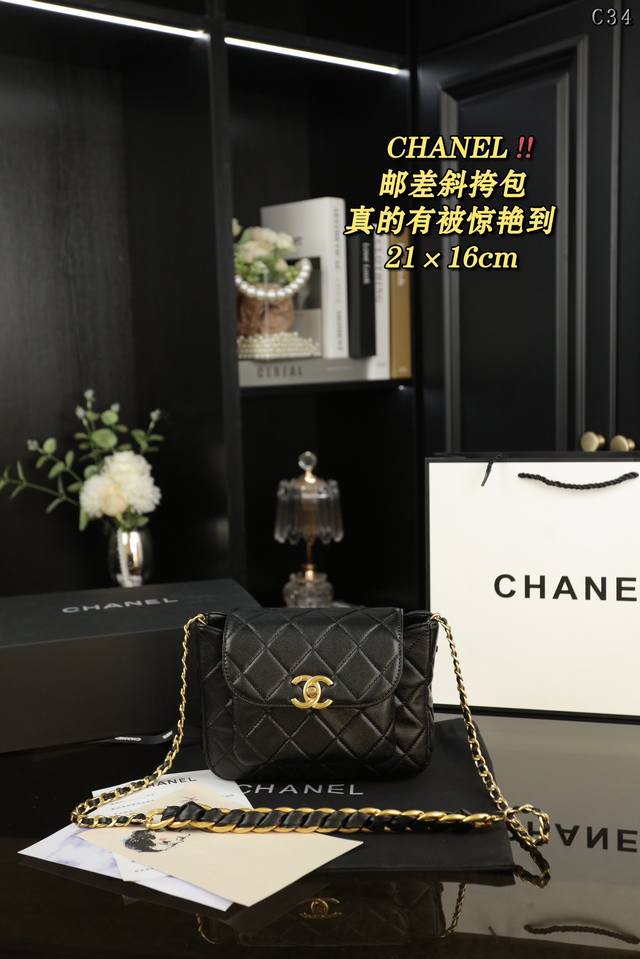 配折叠盒 Chanel 香奈儿 邮差斜挎包 被夸包的小香家邮差包 真的有被惊艳到！ 香奈儿新品邮差包！ 可手提！可斜挎！ 真的超级爱！ 怎么背都好看！ 尺寸：2
