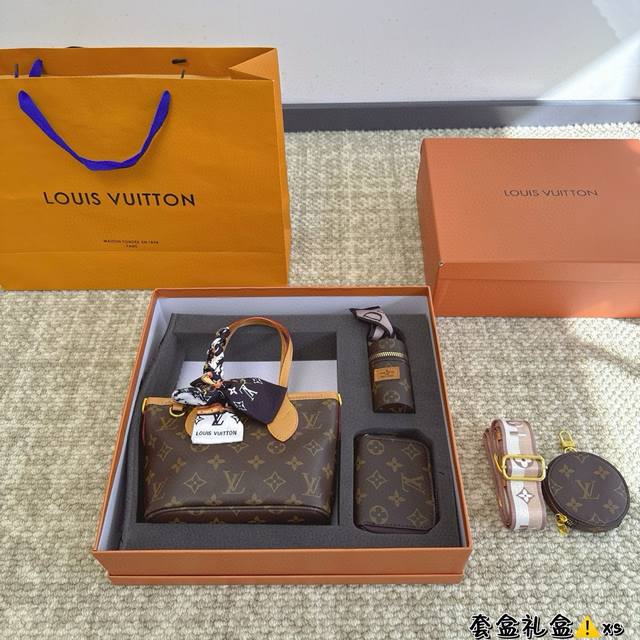 配礼盒 超值套盒送礼首选 Lv路易威登neverfull Bb手提包 超级无敌小巧可爱,适合小个子女生! 配零钱包和口红包,实用性 斜背肩带加手柄设计,可挽背~ 配礼盒 超值套盒送礼首选 Lv路易威登neverfull Bb手提包 超级无敌小巧可爱,适合小个子女生! 配零钱包和口红包,实用性 斜背肩带加手柄设计,可挽背~