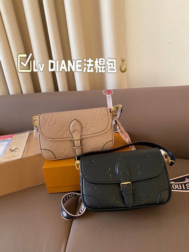 Lv 新品 Diane法棍 配有一根皮肩带 可腋下背 一根彩带肩带 可肩背斜跨 容量日常足够用 尺寸25*16 Lv 新品 Diane法棍 配有一根皮肩带 可腋下背 一根彩带肩带 可肩背斜跨 容量日常足够用 尺寸25*16