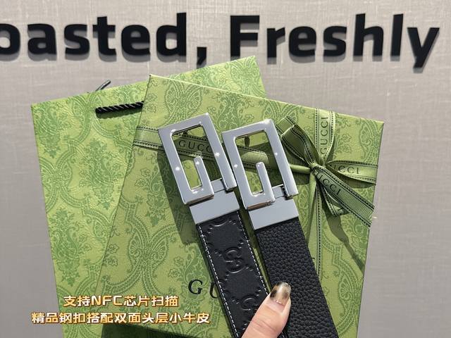 支持nfc芯片扫描 Gucci 古奇 互扣式双g带扣腰带，采用热压印技术的 Gucci Signature皮革精制而成，触感厚实，印花图案清晰分明。时尚经典百搭