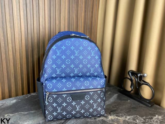 无盒 Lv经典老花discovery 双肩包 取材monogram Eclipse帆布 以更为紧凑的构型延续 灵活外袋 拉链前袋和开口侧袋方便取放物品 内袋确保