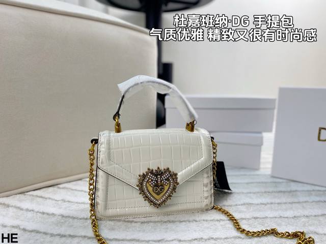 配盒 Dg杜嘉班纳 手提邮差包 鳄鱼纹 复古优雅 满满的高级感 大小适中 容量感人 休闲正装皆可轻松驾驭!尺寸:19*13 配盒 Dg杜嘉班纳 手提邮差包 鳄鱼纹 复古优雅 满满的高级感 大小适中 容量感人 休闲正装皆可轻松驾驭!尺寸:19*13