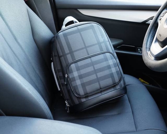 巴宝莉 官网同步 高版本 原厂双肩背包 不要错过 全原单布料制作 品质极好 超大容量 非市面普通货 来自贸易公司的狠货.. 强调一下 原厂 一直是抢爆的款式 专