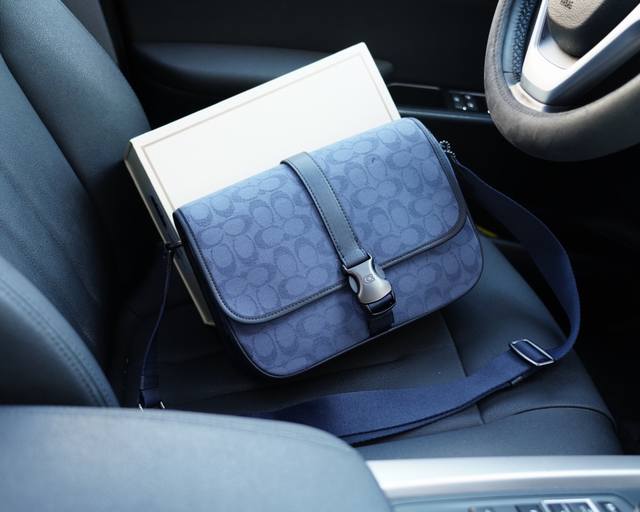 蔻驰 官网同步 高版本 斜挎单肩背包 永恒不过时的标志性产品 纯原单布料 顶级五金制作 非市面普通版本 今年coach最爱的款式 实用性非常高 完全不用担心穿搭