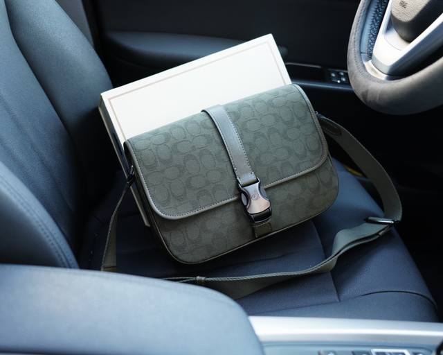 蔻驰 官网同步 高版本 斜挎单肩背包 永恒不过时的标志性产品 纯原单布料 顶级五金制作 非市面普通版本 今年coach最爱的款式 实用性非常高 完全不用担心穿搭