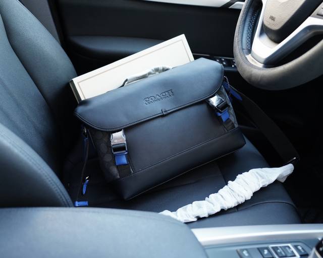 蔻驰 官网同步 高版本 斜挎单肩背包 永恒不过时的标志性产品 纯原单布料 配小牛皮 顶级五金制作 非市面普通版本 今年coach最爱的款式 实用性非常高 完全不