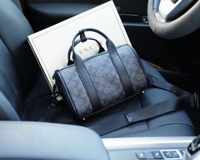 蔻驰 官网同步 高版本 斜挎单肩背包 永恒不过时的标志性产品 纯原单小牛皮 顶级五金制作 非市面普通版本 今年coach最爱的款式 实用性非常高 完全不用担心穿