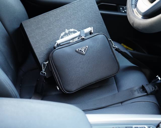 普拉达 官网同步 高版本 斜挎单肩背包 永恒不过时的标志性产品 纯原单牛皮 顶级五金制作 非市面普通版本 今年prada最爱的款 全部实拍 实用性非常高 完全不