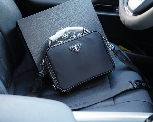 普拉达 官网同步 高版本 斜挎单肩背包 永恒不过时的标志性产品 纯原单布料 顶级五金制作 非市面普通版本 今年prada最爱的款 全部实拍 实用性非常高 完全不