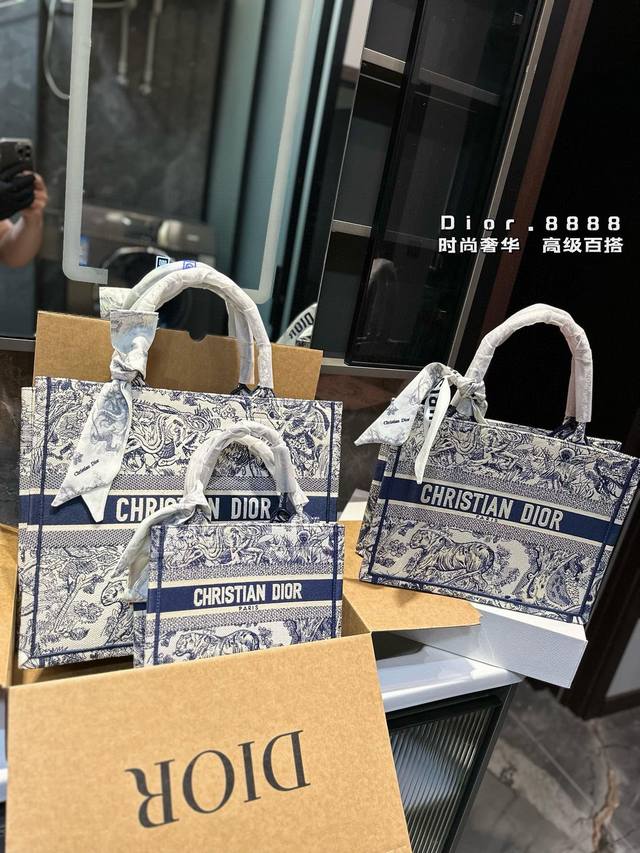 礼盒包装 迪奥dior 刺绣购物袋 本年度重量级专柜经典爆款 将帅气和优雅两种不同的风格碰撞在一起，融合了新一代女性的时髦与个性 展现女性力量 包包全身刺绣设计