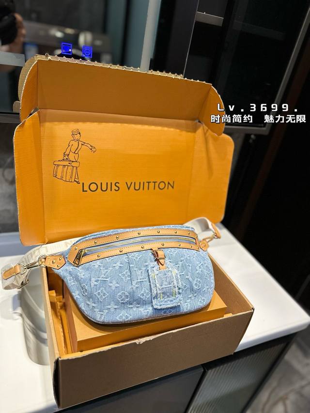 Lv 牛仔腰包胸包 原单丹宁. 有好多背法，无论怎样都超级好看！ 而且这款包包是男女同款 男生上身也非常非常好看！尺寸：28*19Cm
