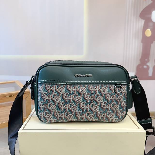 礼盒 Coach 蔻驰 Graham相机包 男女通用单肩包 经典logo搭配原厂工艺材质 休闲百搭 采用精湛镶嵌细工，实物拍摄 原厂原版面料 23 X 15 C