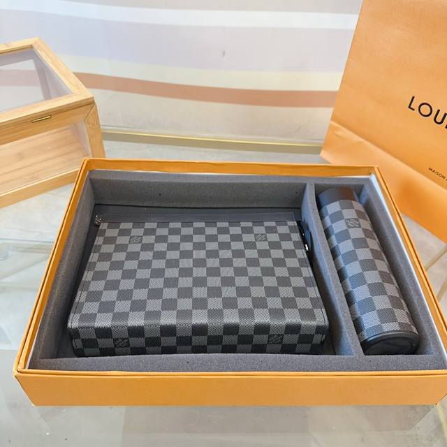 礼盒包装 Lv 洗漱包套盒 手包+保温杯送礼佳品，年轻活力，可谓一举两得 尺寸：26 20