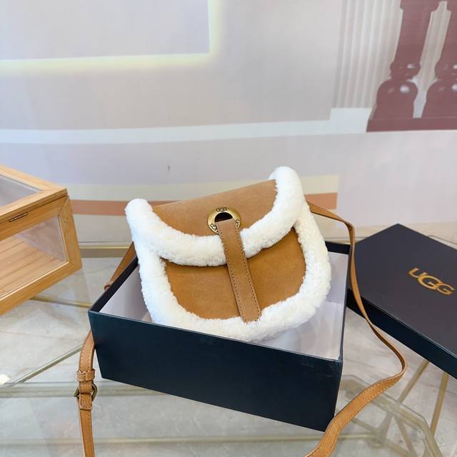 礼盒 Ugg毛绒包羊羔毛包不要太好看 虽然容量小但是也够出门装口红手机了 满满的少女心被激起背上瞬间觉得自己回到18岁哈哈 实物是很正宗的棕色■真的超级好看 不 礼盒 Ugg毛绒包羊羔毛包不要太好看 虽然容量小但是也够出门装口红手机了 满满的少女心被激起背上瞬间觉得自己回到18岁哈哈 实物是很正宗的棕色■真的超级好看 不