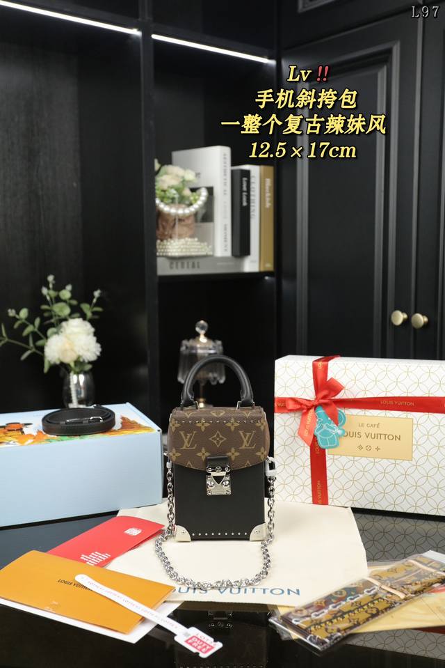 配全套礼盒丝巾 Lv 手机包 手提单肩斜挎包 新款黑银系列真的又酷又甜又精致 包包有种暗黑风，特殊链条很朋克，里外全是牛皮，手感很好！ 国内有很多女明星在背，背