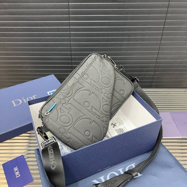 Dior 迪奥 牛皮三合一cd压花针织相机包 男女通用斜挎单肩包 采用原版面料 经典百搭 实物拍摄 原厂原版面料 配送防尘袋 礼盒 25 X 18 Cm。