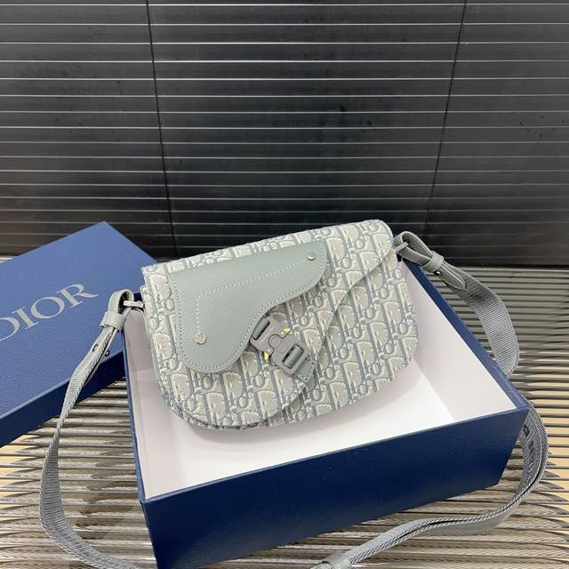 Dior 迪奥 马鞍包信使包 Cd刺绣针织相机包 男女通用斜挎包 单肩包 采用精湛镶嵌细工，经典百搭 实物拍摄 原厂原版面料 配送防尘袋 礼盒 20 X 13