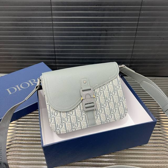 Dior 迪奥 马鞍包 Saddle提花翻盖邮差包 单肩斜挎包 明星单品 采用优质原厂材质 高端品质 配送礼盒 规格: 23 X 18Cm