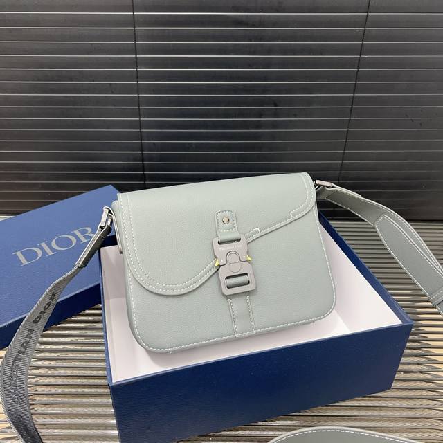 Dior 迪奥 马鞍包 Saddle提花翻盖邮差包 单肩斜挎包 明星单品 采用优质原厂材质 高端品质 配送礼盒 规格: 23 X 18Cm