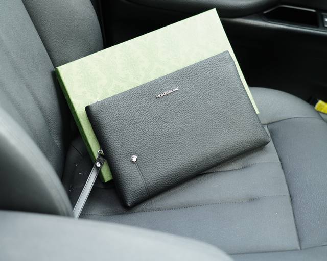 万宝龙 官网同步 高版本 手拿包 全球轰抢单品 原单牛皮制作 质感超好 日常出门经典百搭 一眼万年的款 非市面普通货 贸易公司订单货 配全套包装礼品盒装等..