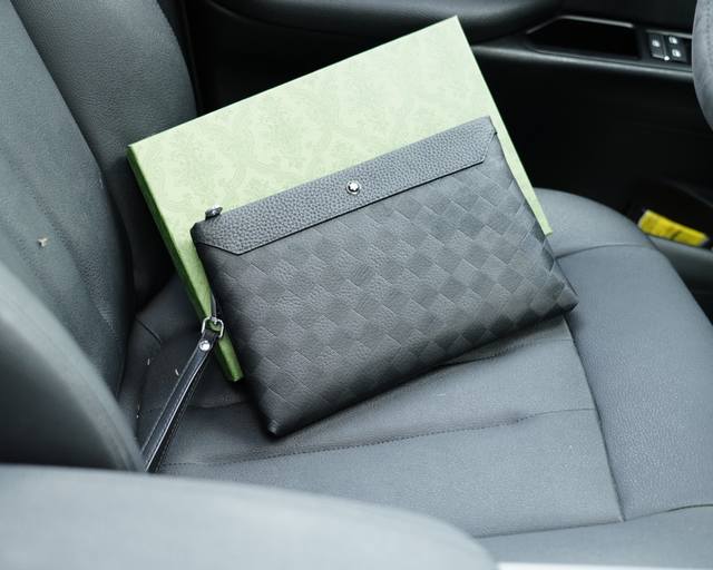 万宝龙 官网同步 高版本 手拿包 全球轰抢单品 原单牛皮制作 质感超好 日常出门经典百搭 一眼万年的款 非市面普通货 贸易公司订单货 配全套包装礼品盒装等..