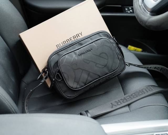 巴宝莉 官网同步 高版本 单肩斜挎背包 经典不过时之作 原单布料材质 手感细腻 深度防水耐磨 非市面普通货 低调奢华 完全不浮夸的款式 日常又时髦 配全套包装礼