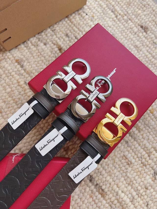 送礼物首选 菲拉格慕这款时髦的双面皮带采用双色设计，柔软的牛皮经过手工处理，双面可用 一面黑色一面咖啡色打造出极其柔韧的触感。Gancini扣饰饰有对比细节，风