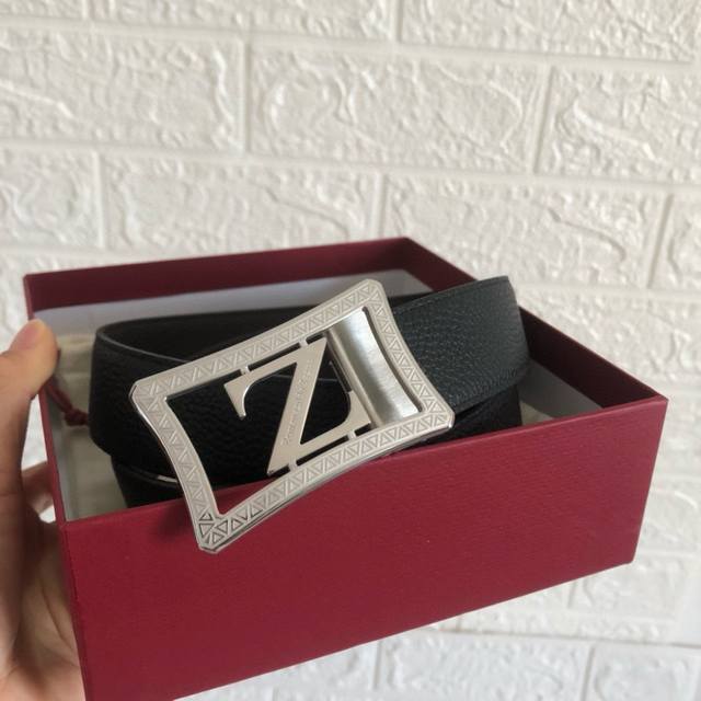 礼物首选爆款杰尼亚宽度：3.5Cm 新款原版搭配专柜新款扣头。时尚百搭，追求高端 原版的品质，品味的体现，休闲高大上！ Iphone实物实拍， 上身效果超好，