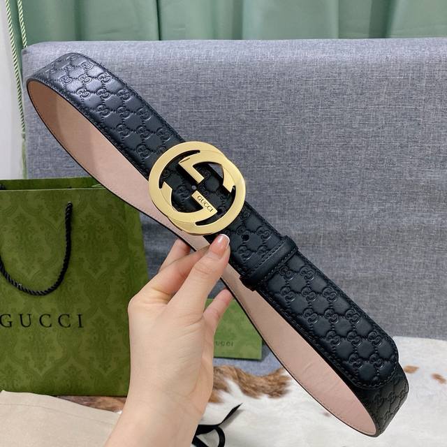 品牌 :古奇 :配带全套原版包装 材质 : 进口牛皮搭配头层牛皮底，搭配18K钢扣 颜色 黑色， 规格 :3.8Cm 卖点 :皇家御用经典款式，永不过时。带身压