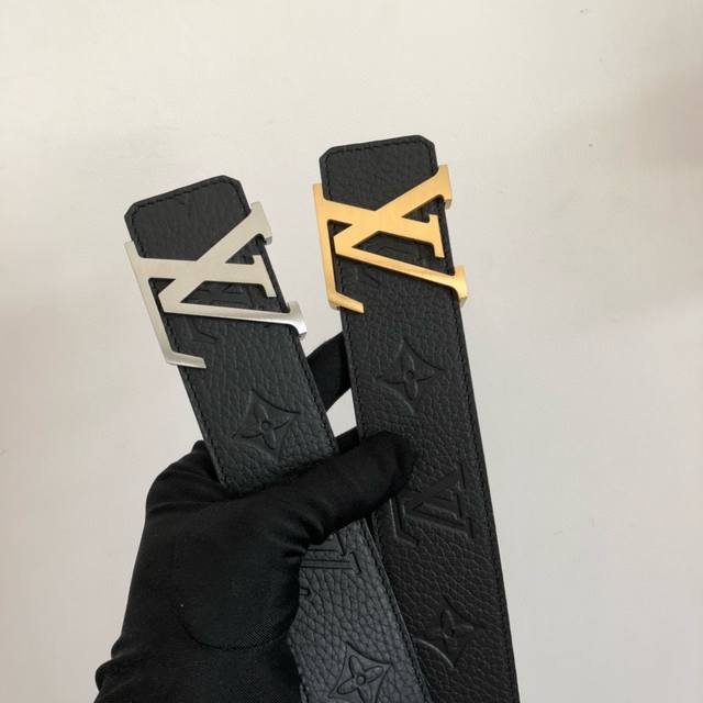 Lv皮带宽度：4.0Cm 专柜同步最新系列，搭配精致雕扣头 媲美代购欢迎对比时尚百搭，品味的体现，休闲高大上！ Iphone实物实拍， 腰带上身效果超好，抓紧转