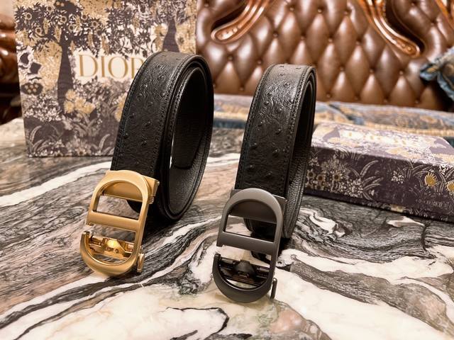 迪奥最新款自动扣 头层牛皮荔枝纹花纹设计 火爆全网 好货上手就知超级时尚款式的自动扣。让你走到哪里都是焦点。设计独特，穿戴更舒适大气，品质非常好，高端客户入手。
